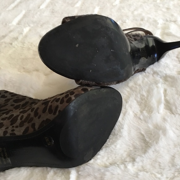 VINCE CAMUTO PYTHON HEELS - Picture 4 of 6